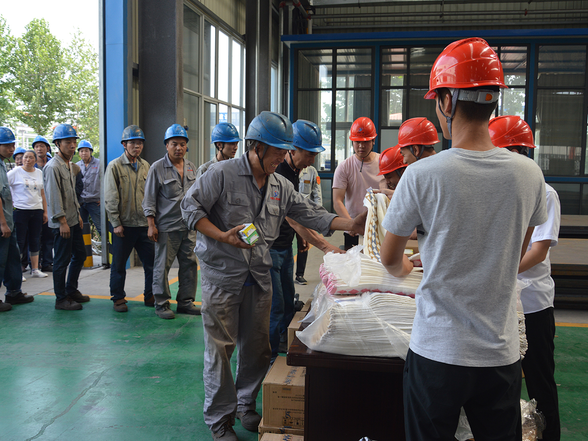 向生產(chǎn)一線車間員工發(fā)放防暑降溫用品