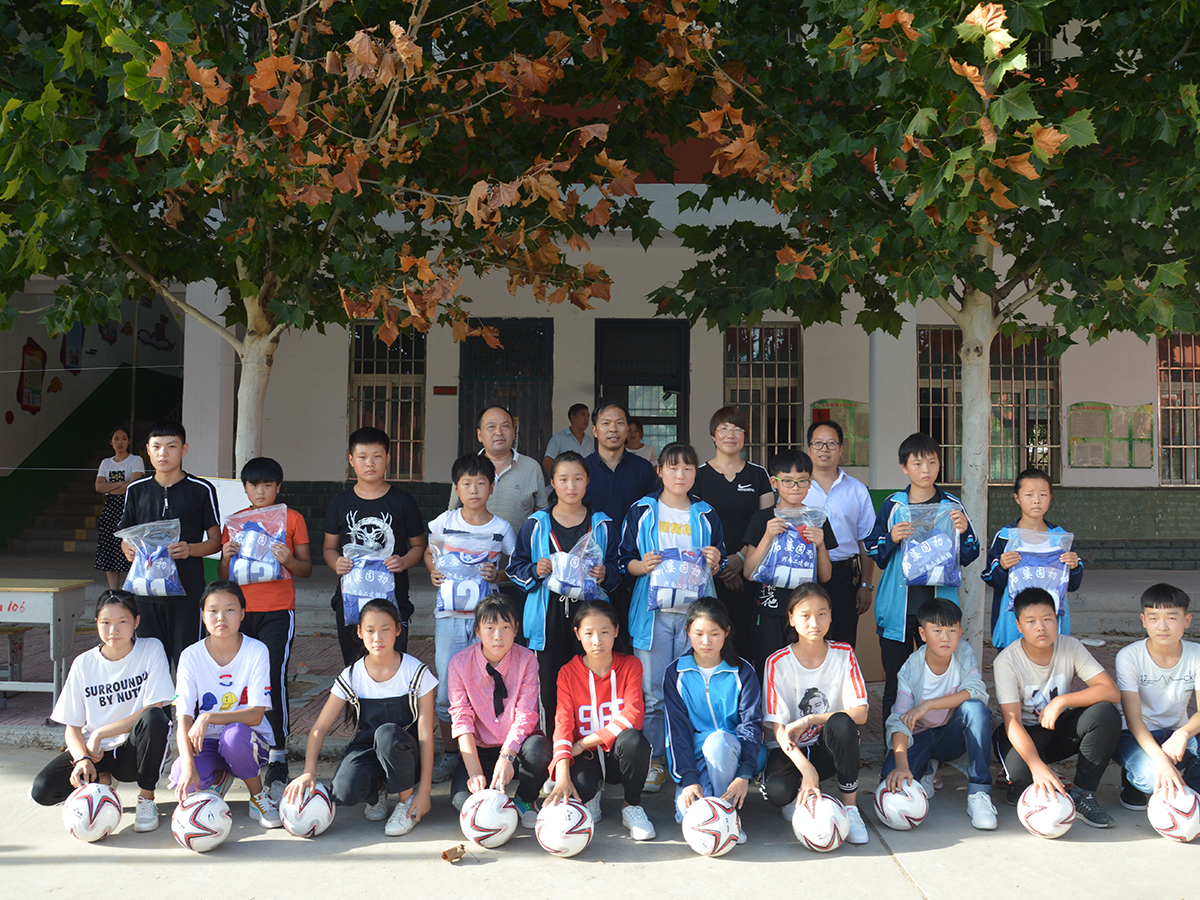 向石婆固鎮(zhèn)初級中學(xué)足球隊(duì)資助活動