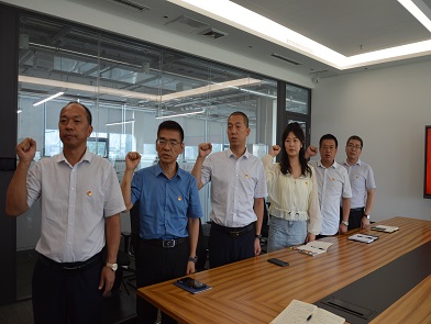 面對鮮紅黨旗莊嚴宣誓